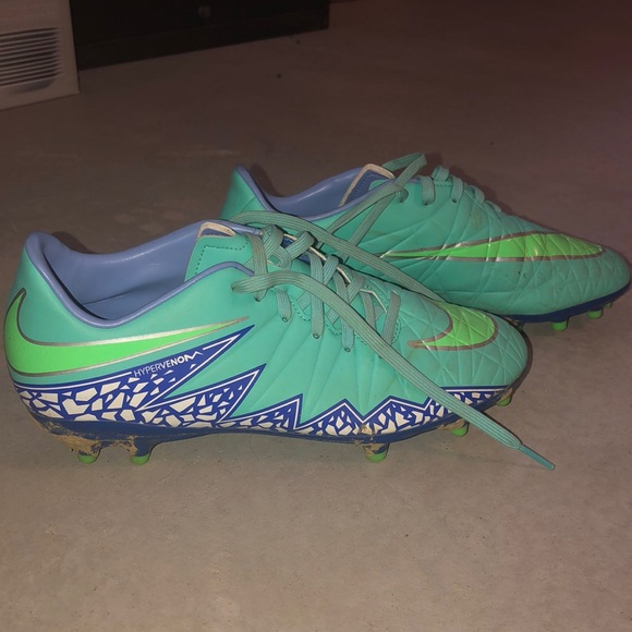 Nike Soccer Cleats - Picture 1 of 3